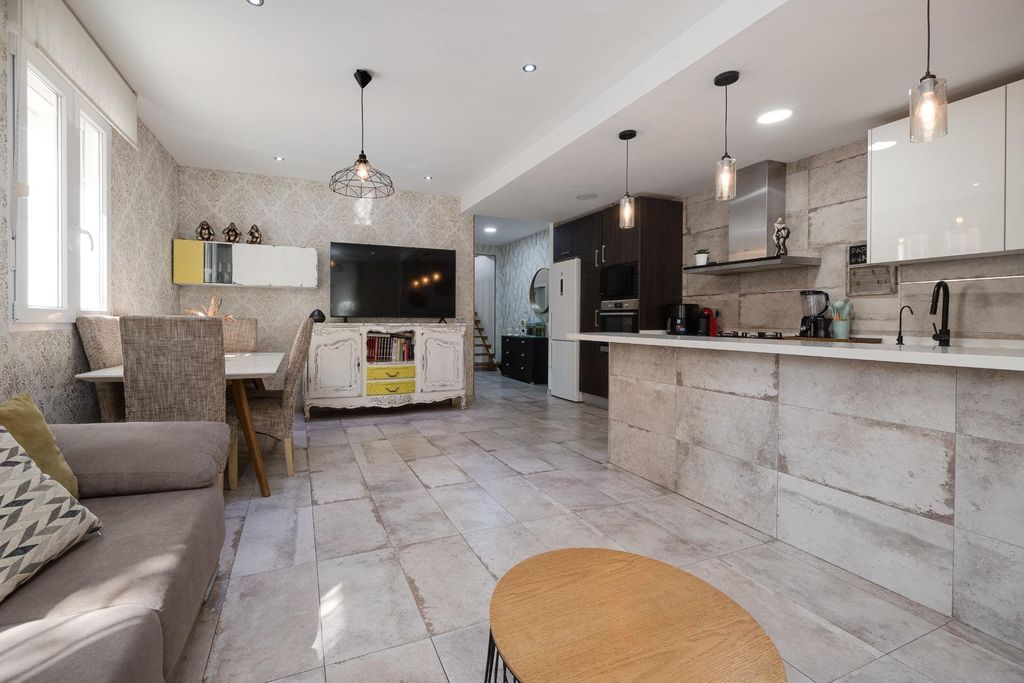 Property photo 2 of 49