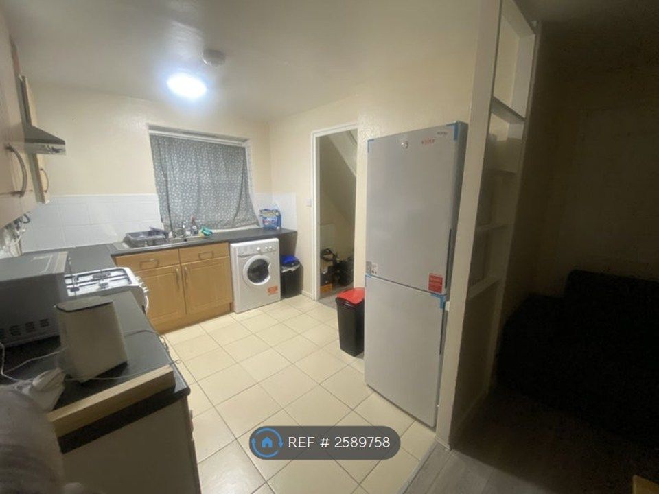 Property photo 3 of 10 Kitchen