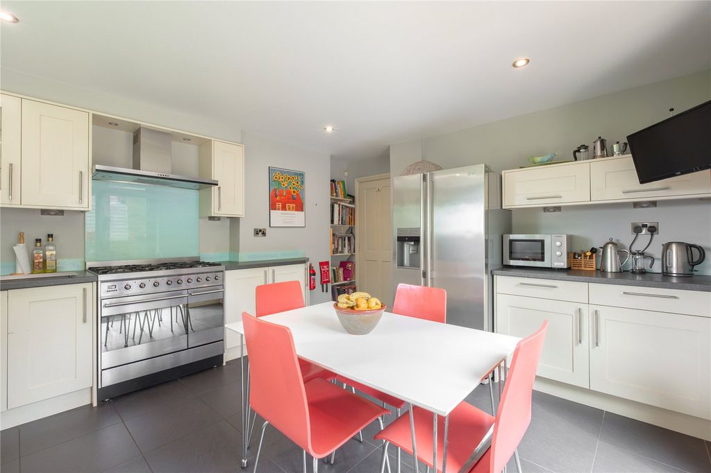 Property photo 3 of 33 Dining Kitchen