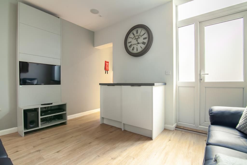 Property photo 3 of 31 90 Ashford Street Living Area 4