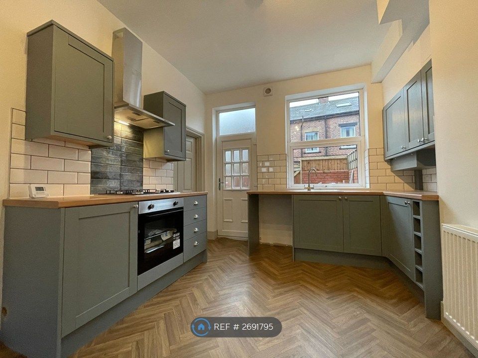 Property photo 3 of 10 Kitchen