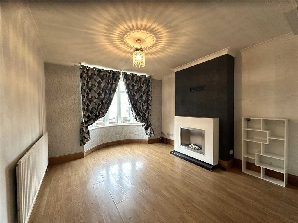 Property photo 3 of 11 Entrance Hall: