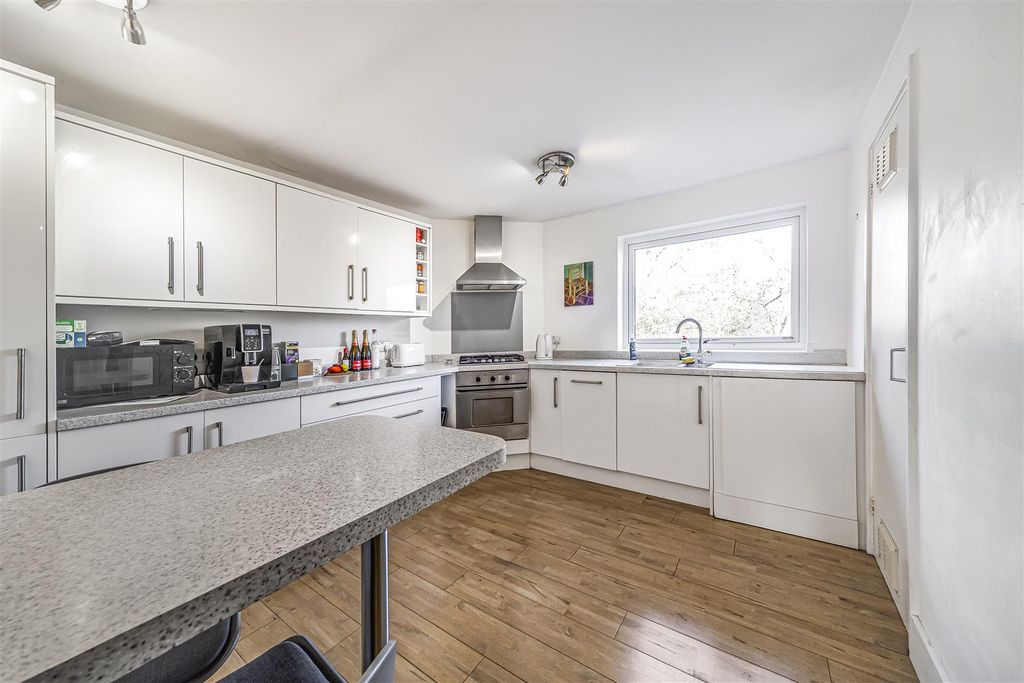 Property photo 3 of 9 Nantes_Close_Eden Harper