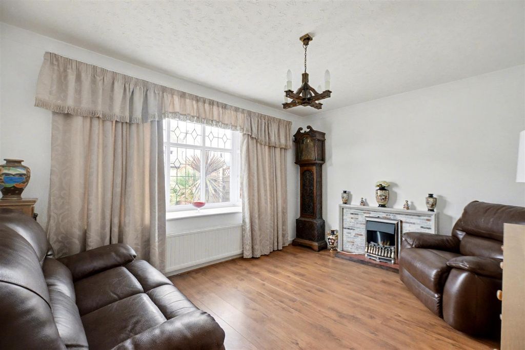 Property photo 2 of 27 Lounge