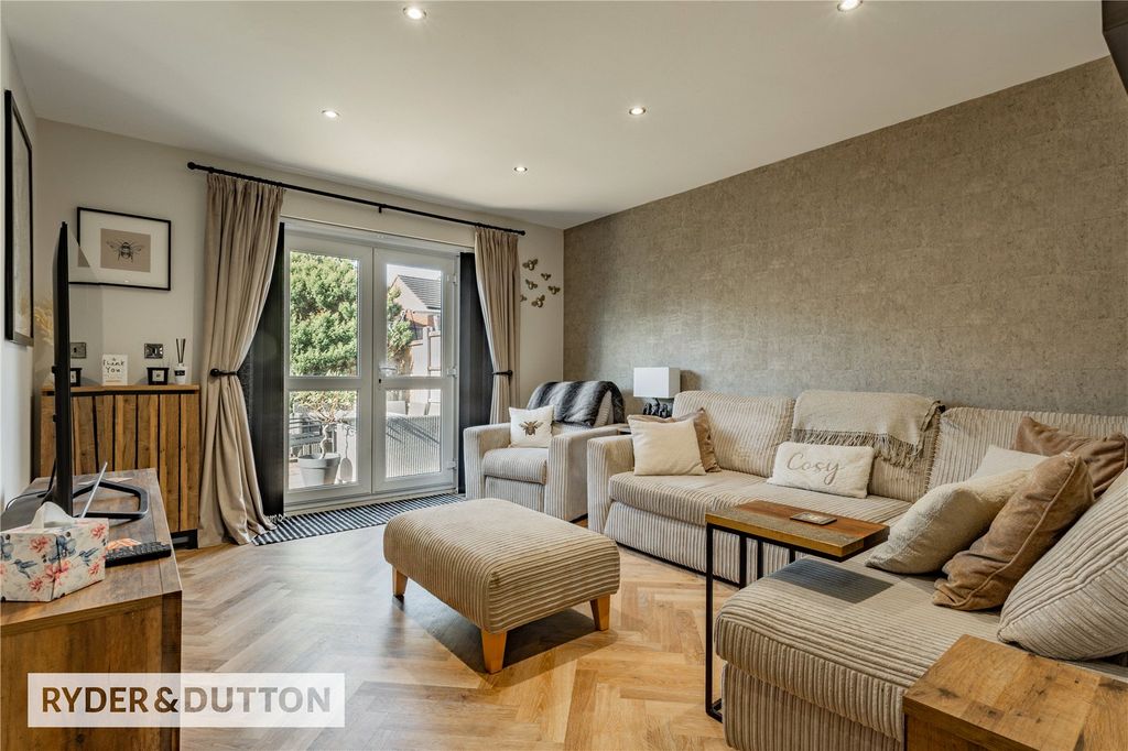 Property photo 3 of 27 Lounge