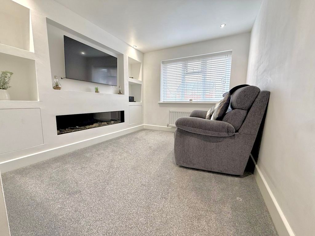 Property photo 2 of 8 Lounge