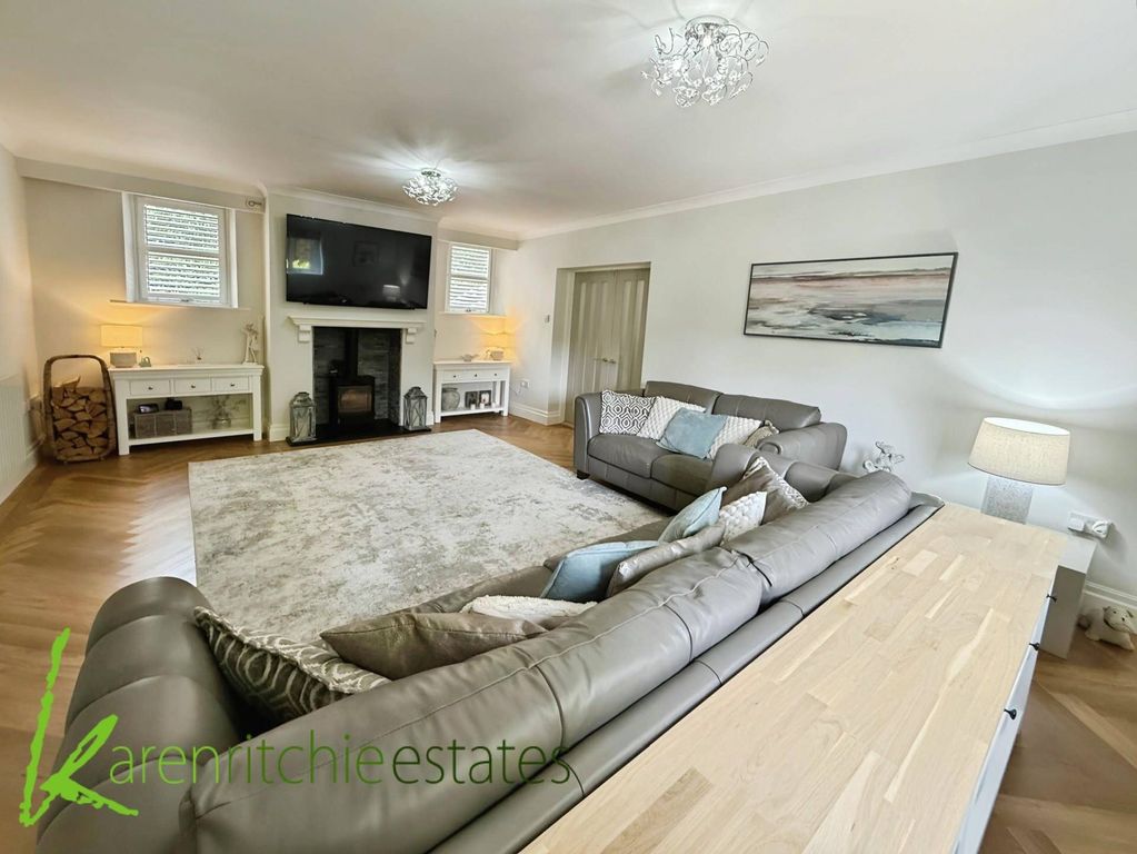 Property photo 2 of 28