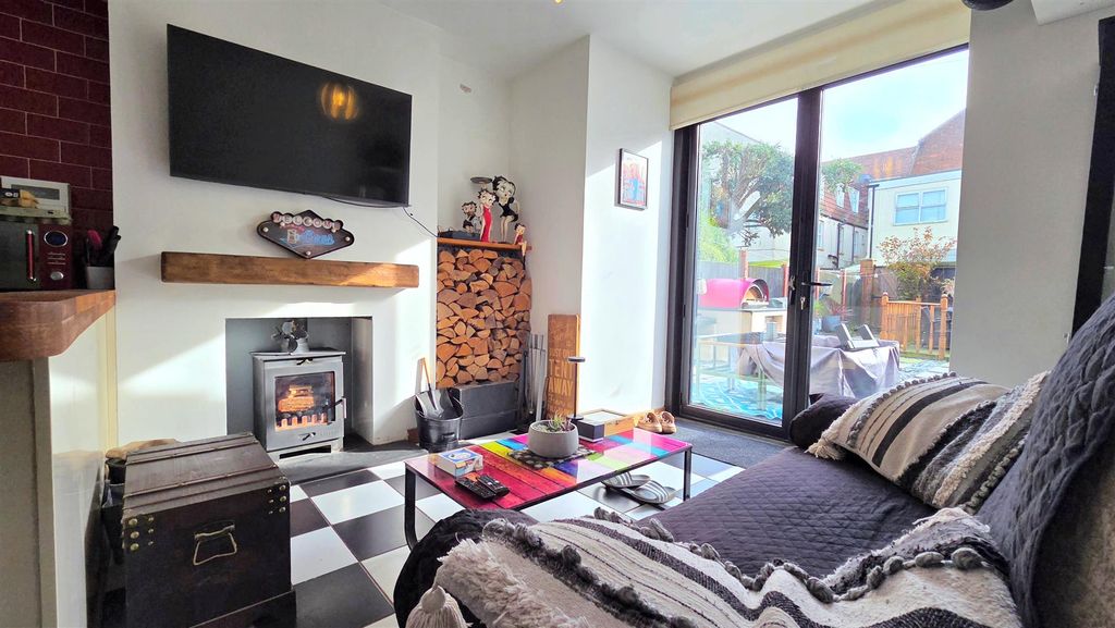 Property photo 3 of 20 Snug