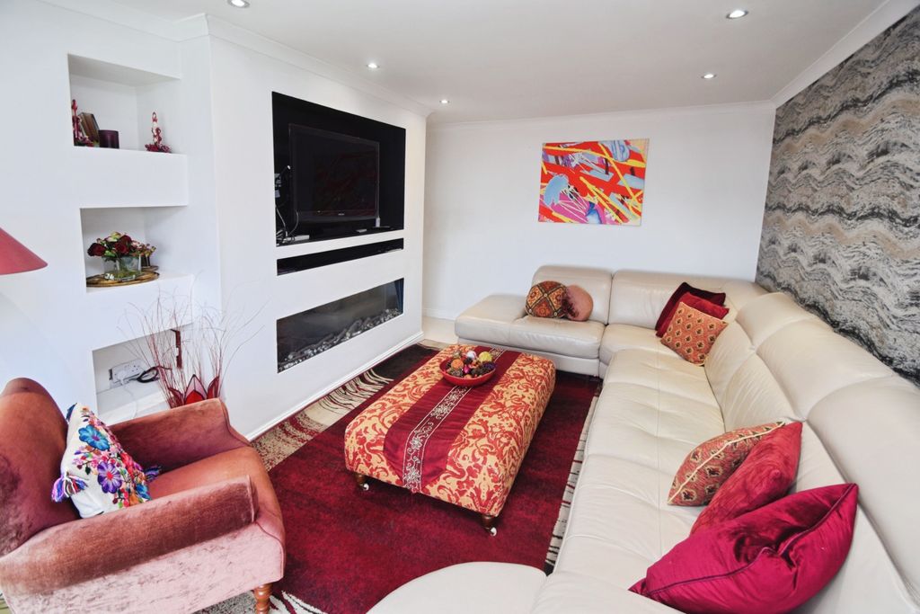 Property photo 2 of 16 19A90Af7-Lounge