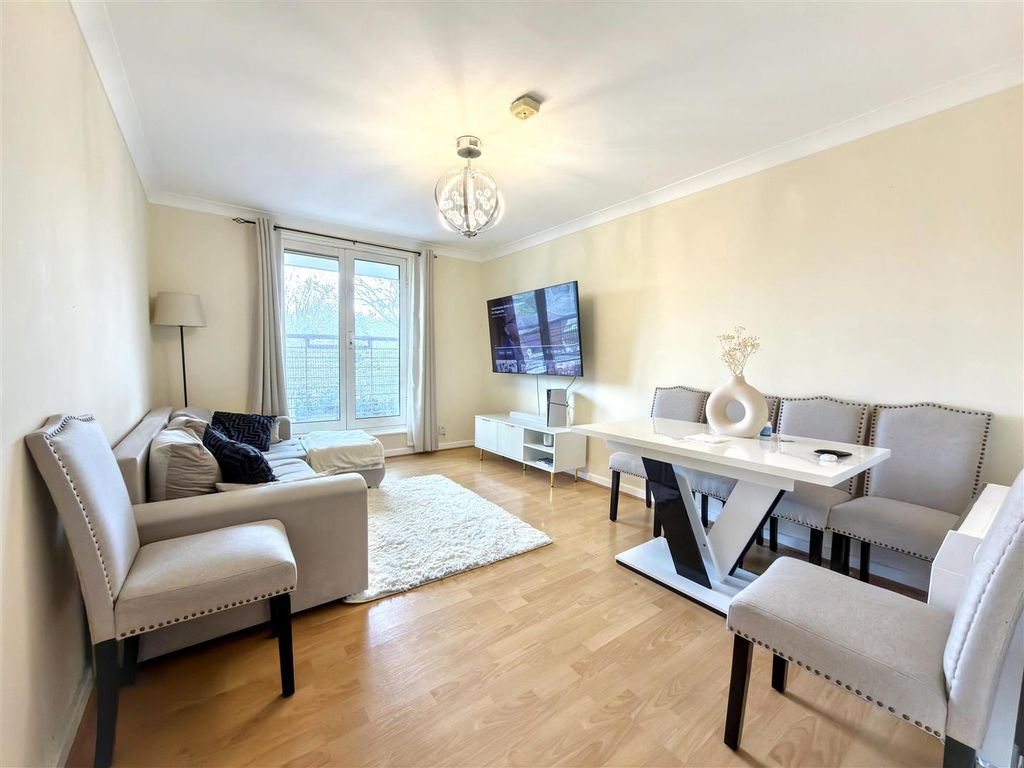 Property photo 2 of 10 Lounge