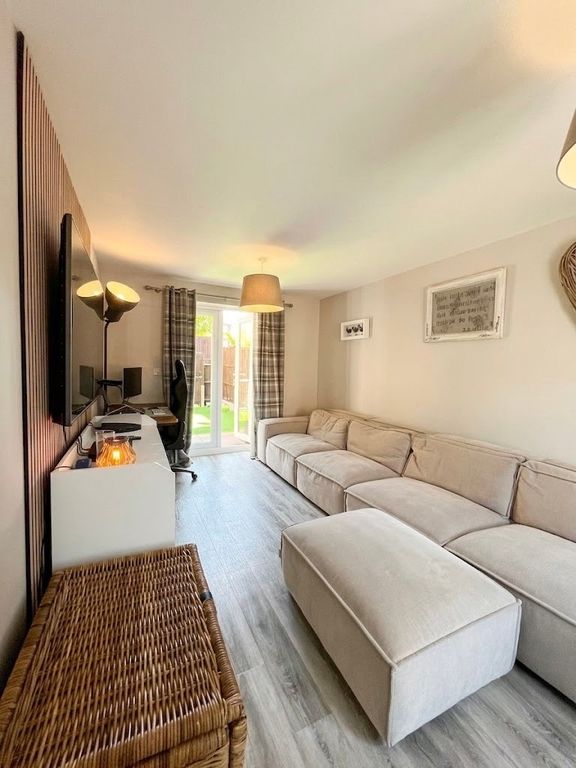 Property photo 2 of 11 Lounge