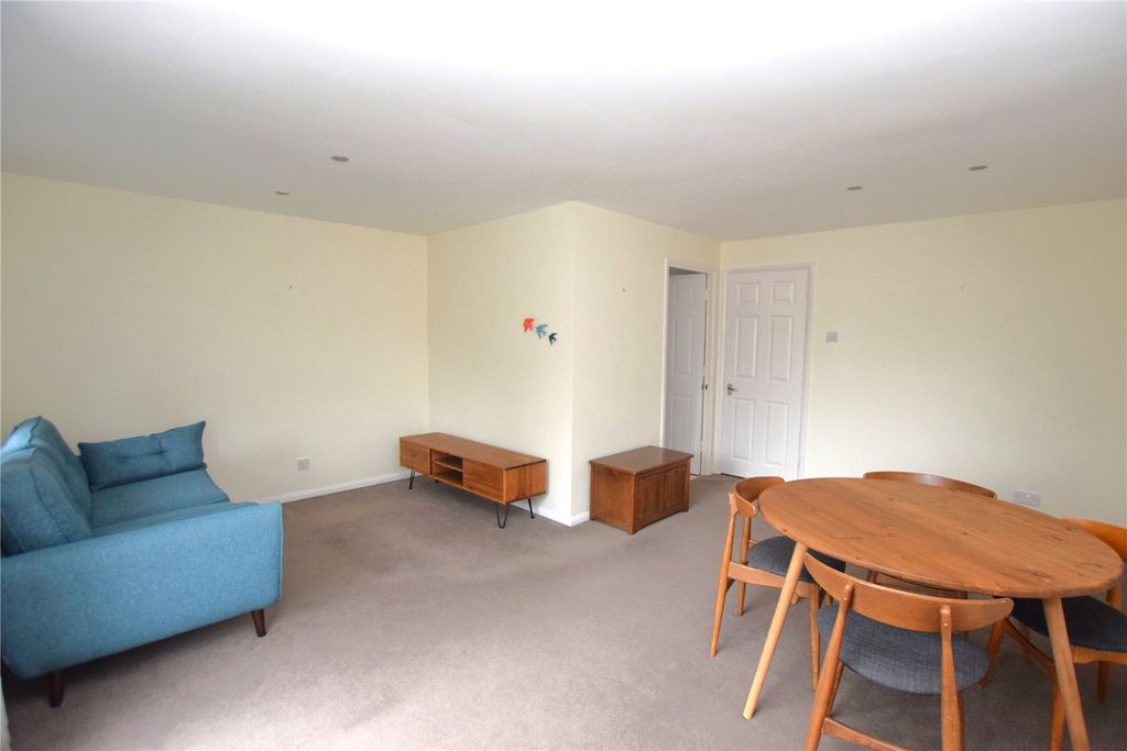 Property photo 3 of 9 Living/ Dining Area