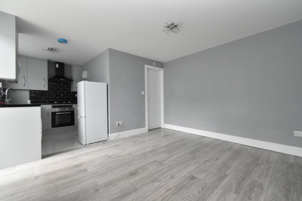 Property photo 1 of 4 Self Contained Studio - Â£1250Pcm Incl Of All Bills - Hayes Ub4