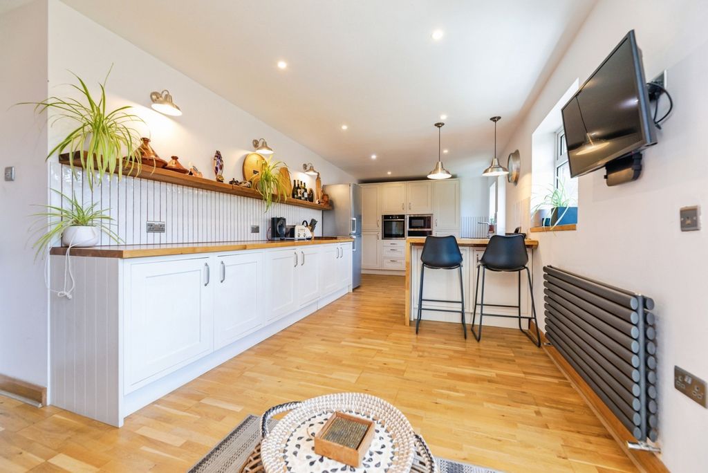 Property photo 2 of 17 Photo