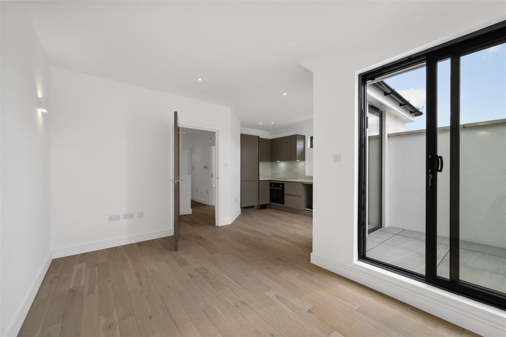 Property photo 1 of 11 Flat 6,6.Jpg