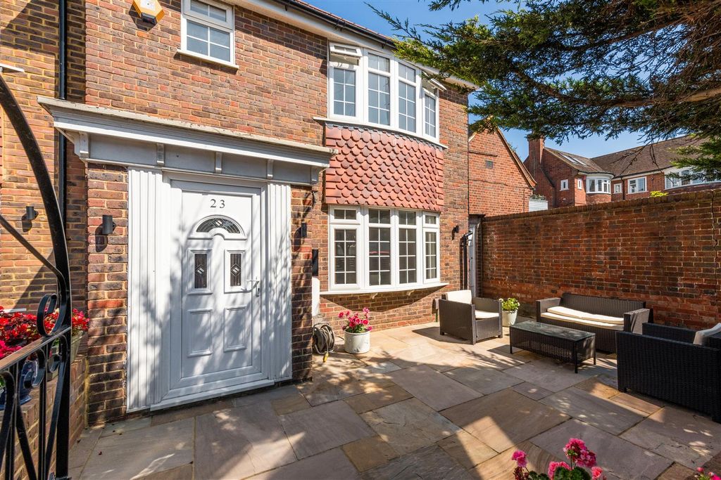 Property photo 1 of 26 23 Lansdowne Road-31.Jpg