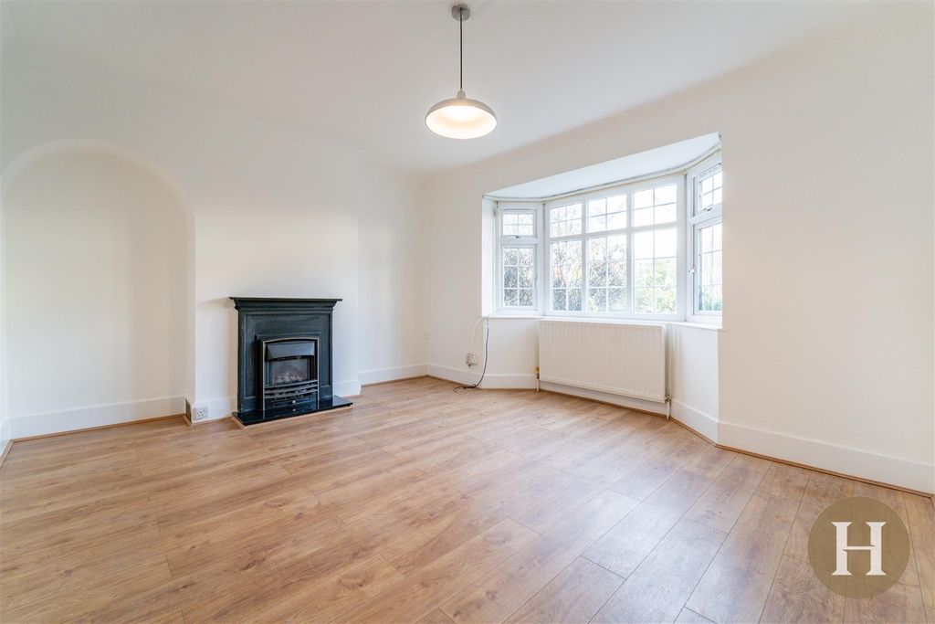 Property photo 3 of 35 Lounge