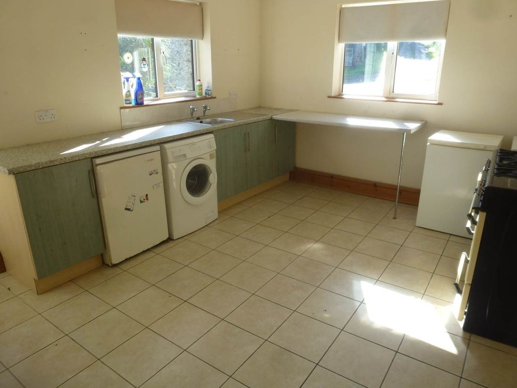 Property photo 2 of 6 Kitchen