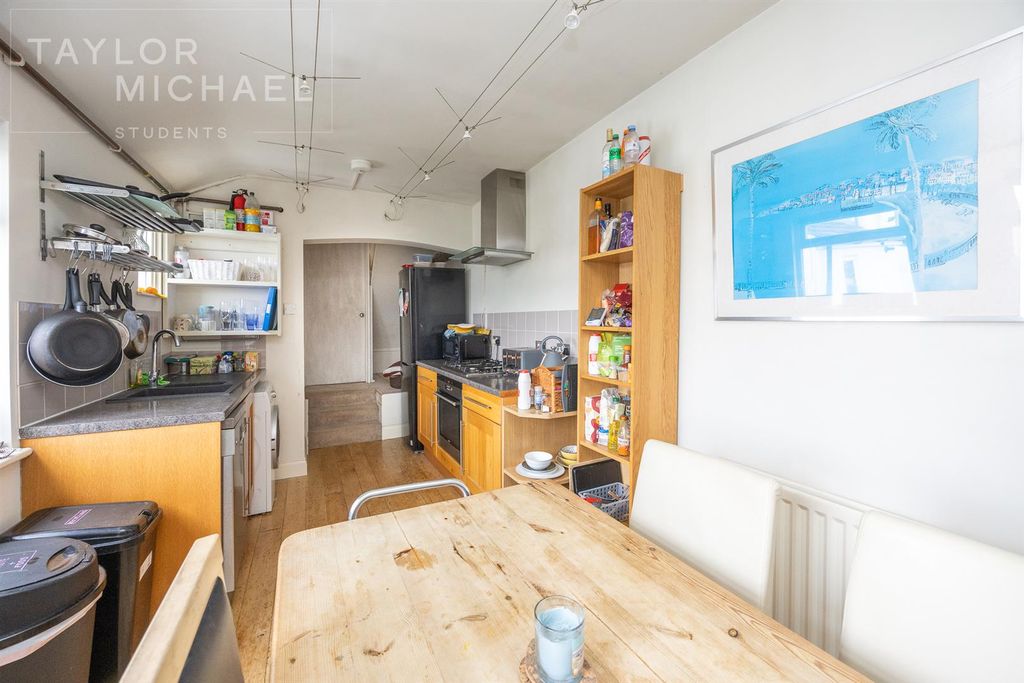 Property photo 3 of 14 Kitchen