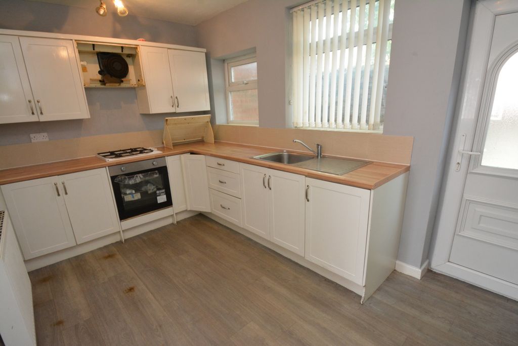 Property photo 3 of 9 Kitchen