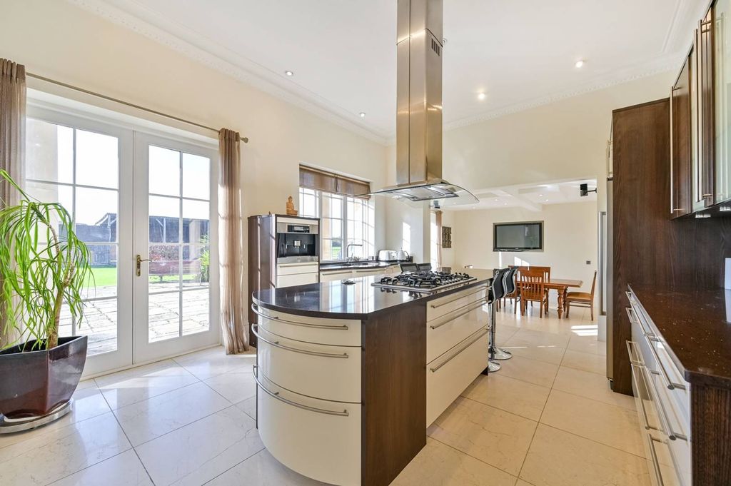 Property photo 2 of 23