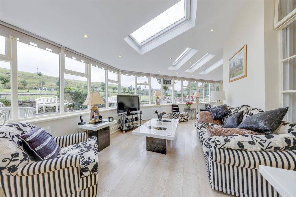 Property photo 3 of 54 Conservatory Alt