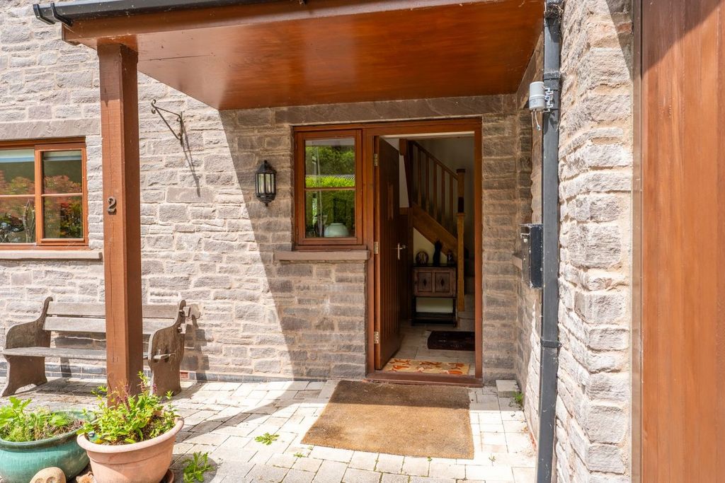 Property photo 2 of 27