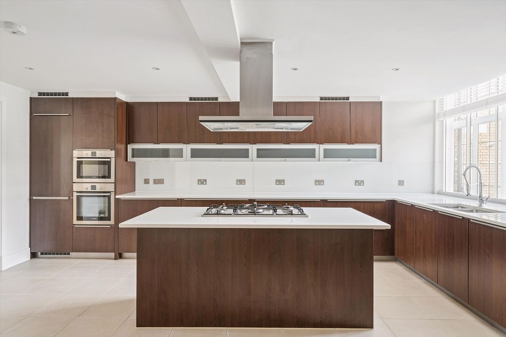 Property photo 3 of 18 Image