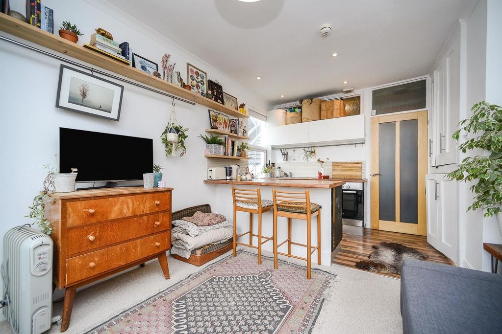 Property photo 3 of 12 Crh1069578.Jpg