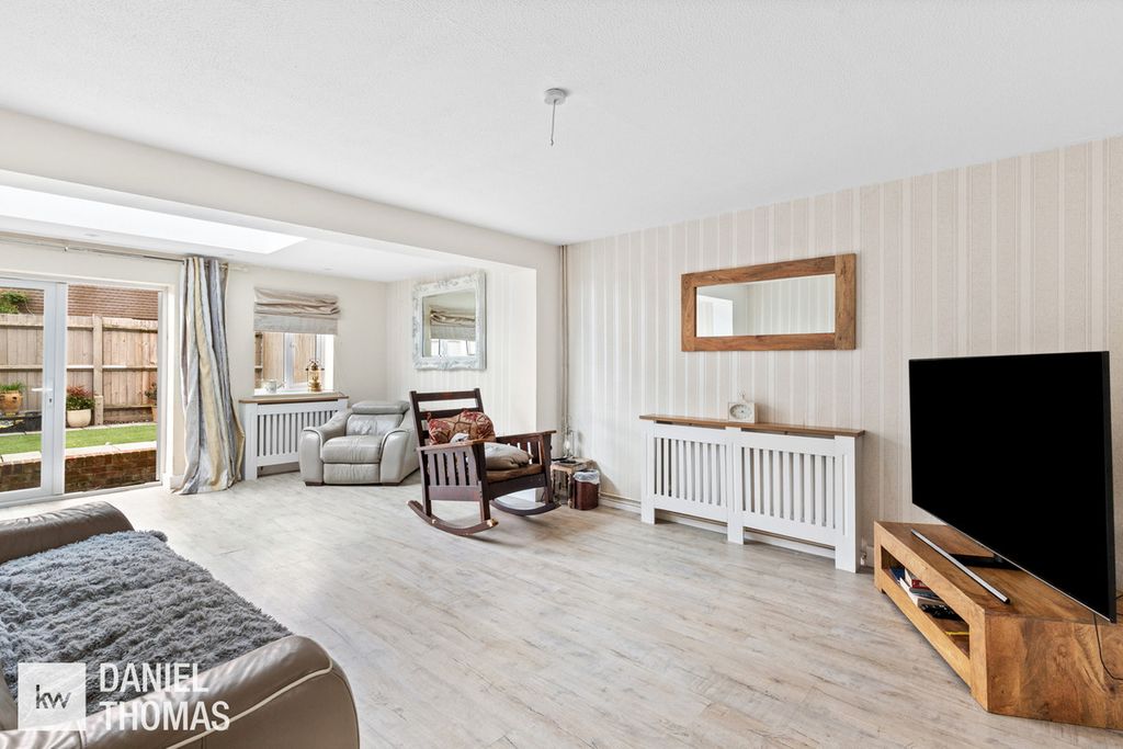 Property photo 3 of 28