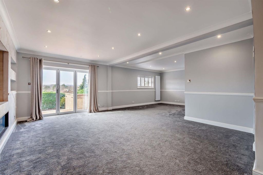 Property photo 2 of 18 8588881-Interior11-800.Jpg