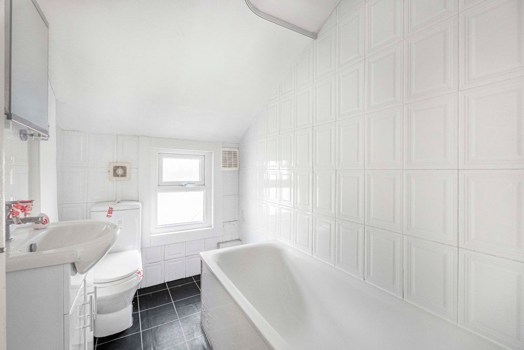 Property photo 3 of 10 Bathroom