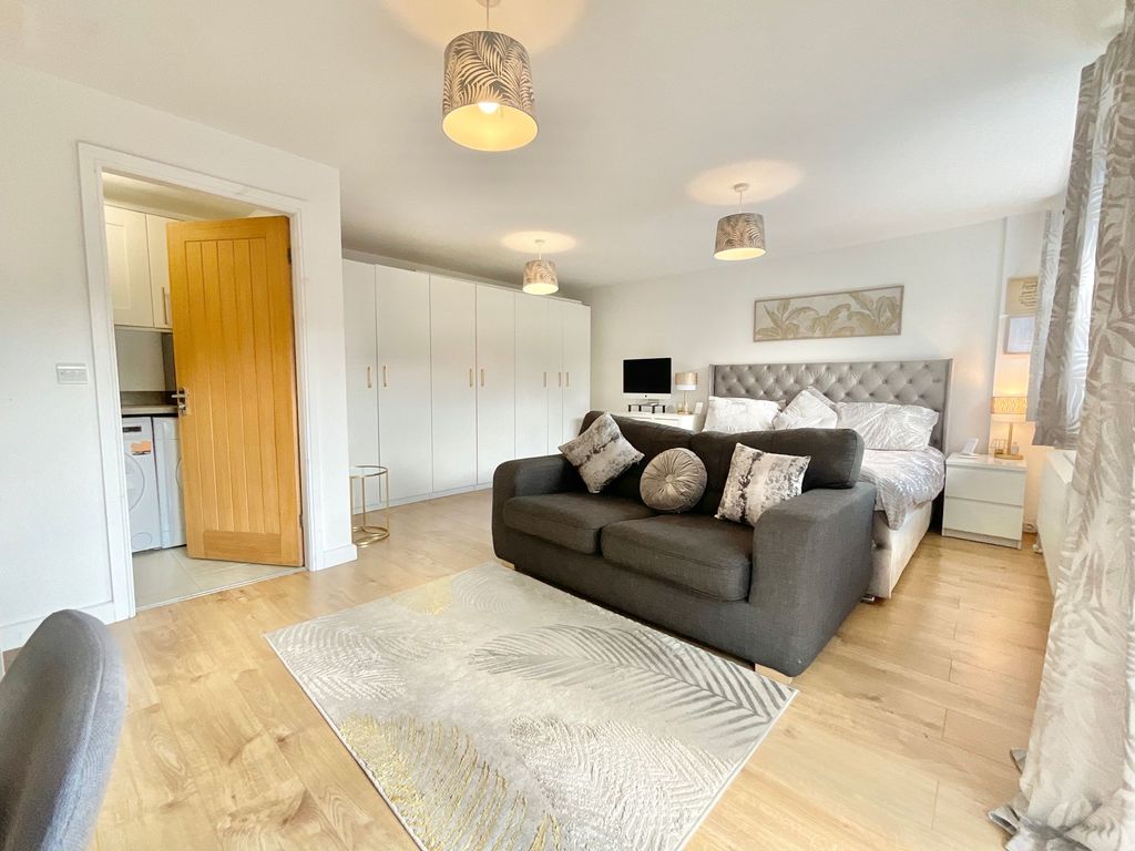 Property photo 3 of 27