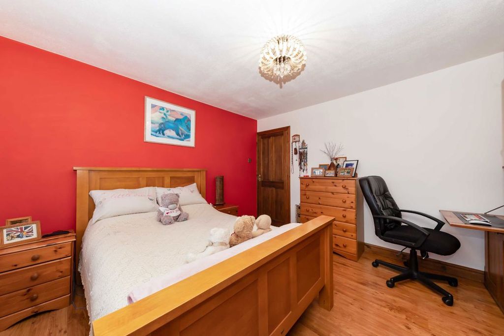 Property photo 3 of 6