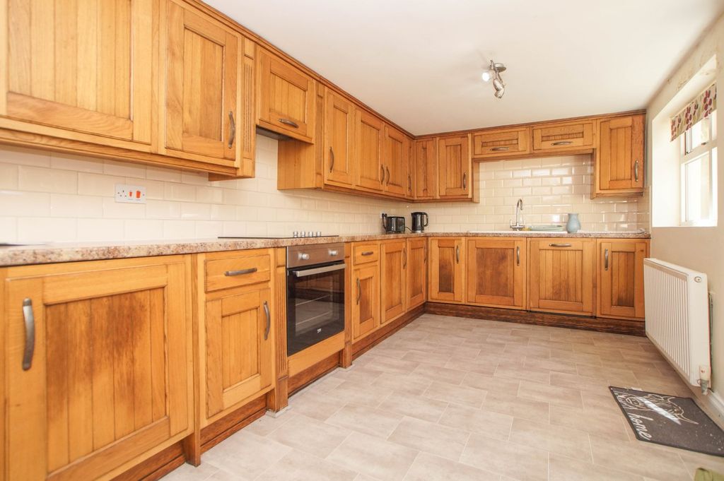 Property photo 3 of 31 Kitchen