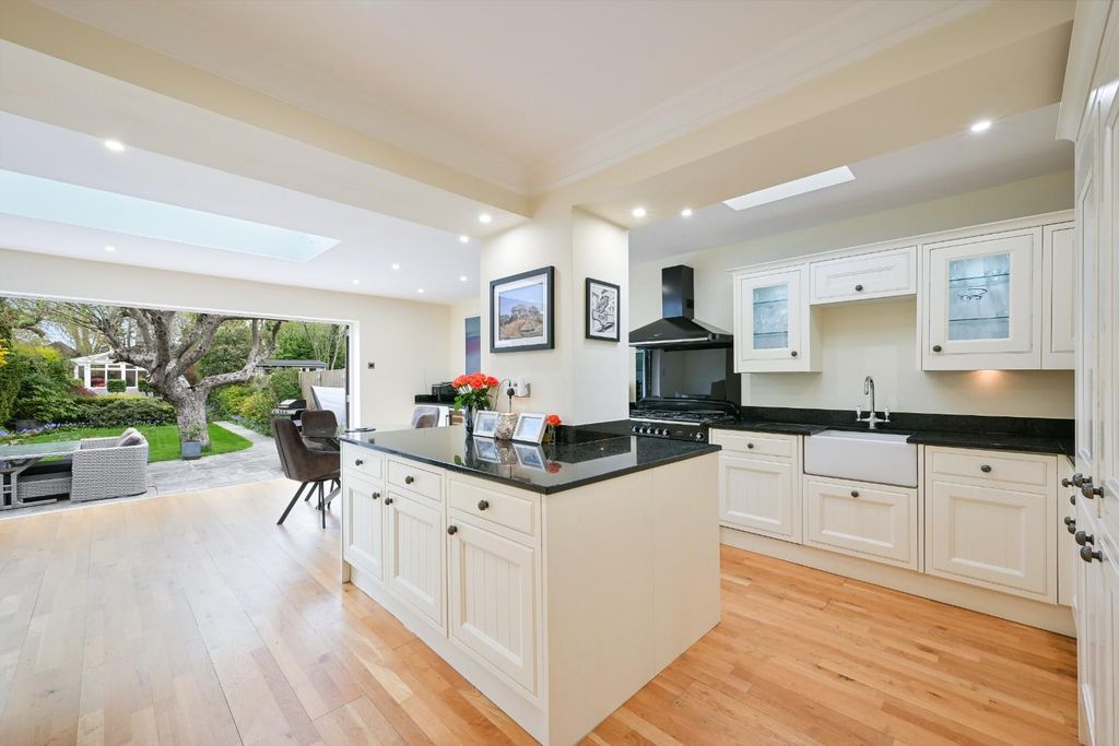 Property photo 2 of 22 Ewell Park Way