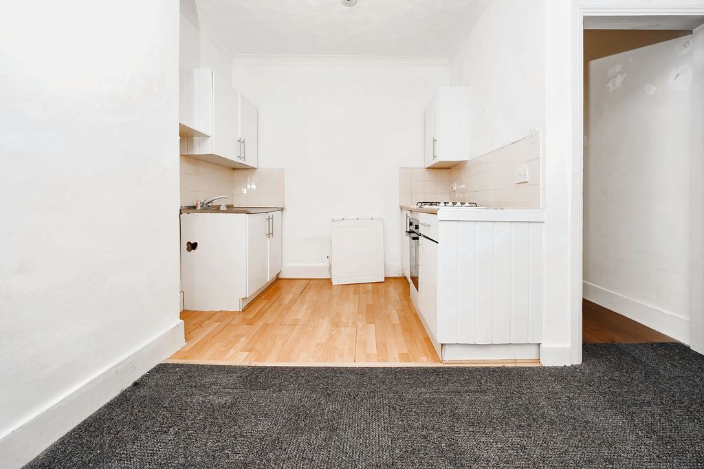 Property photo 3 of 7 Flat 3 Mayfair Court, 9 St. Andrews Road, Southsea Po5 1Ep