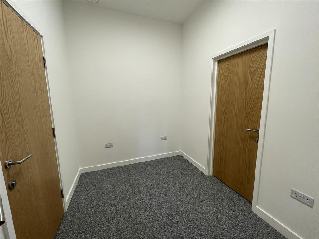 Property photo 3 of 27