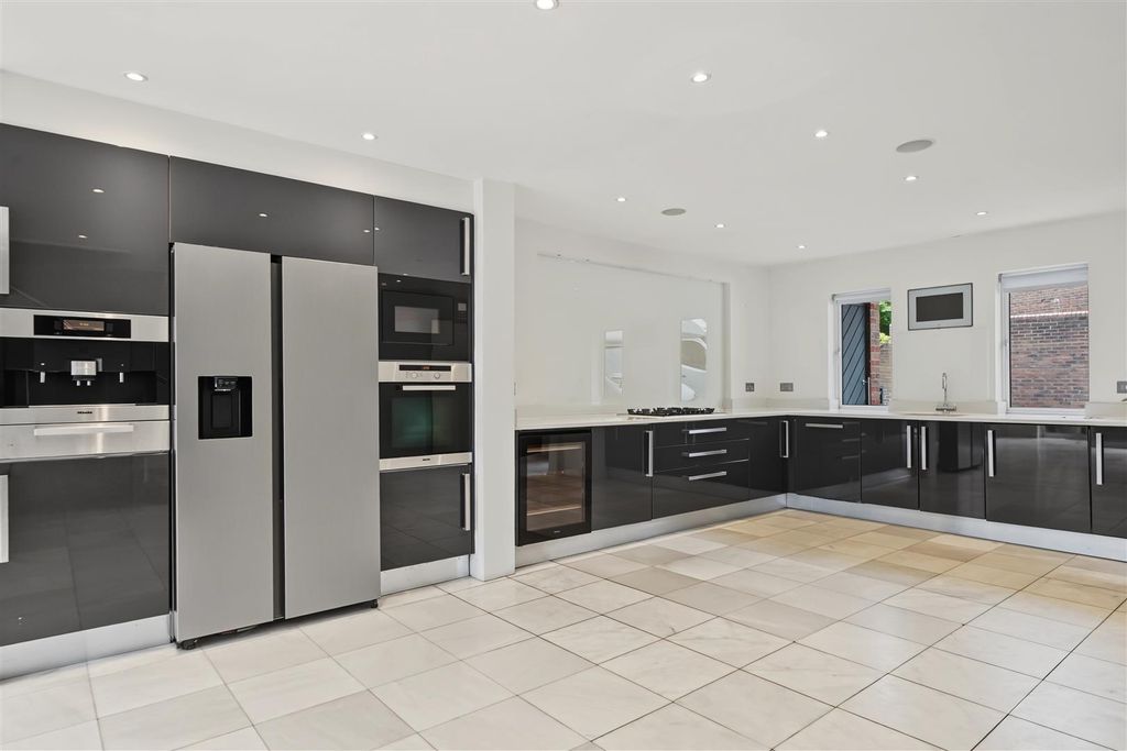 Property photo 3 of 11 24 Spencer Walk Nw3 1Qz-10.Jpg
