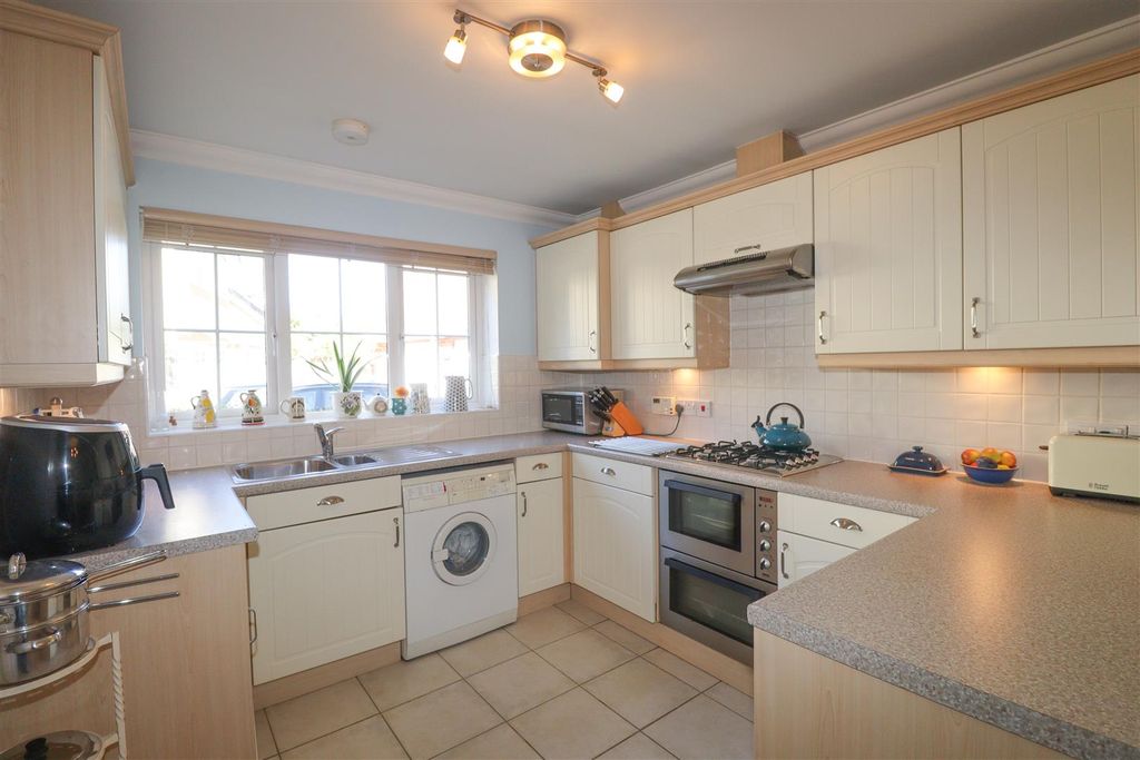 Property photo 3 of 19 Kitchen