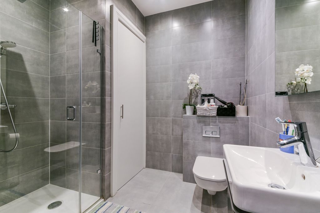 Property photo 2 of 9 Bathroom