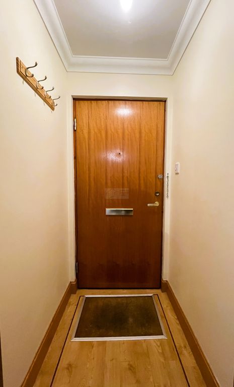 Property photo 3 of 12 Vestibule