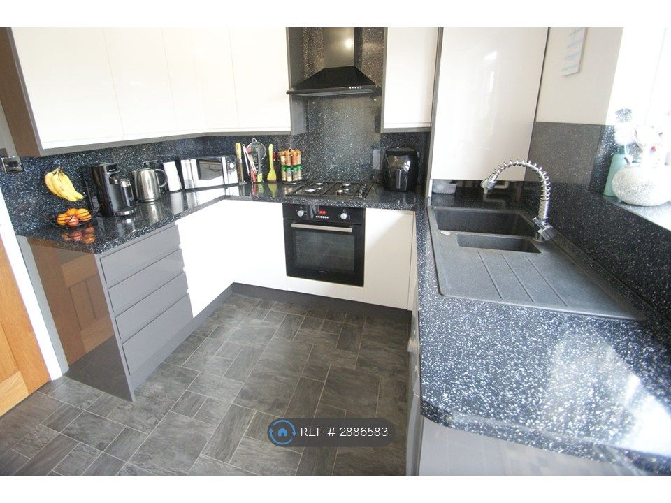Property photo 3 of 7 Kitchen