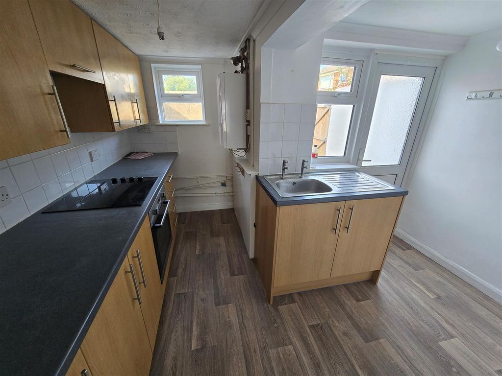Property photo 3 of 8 Kitchen