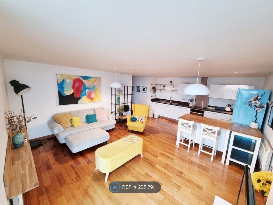 Property photo 1 of 32 Living Room/Kitchen