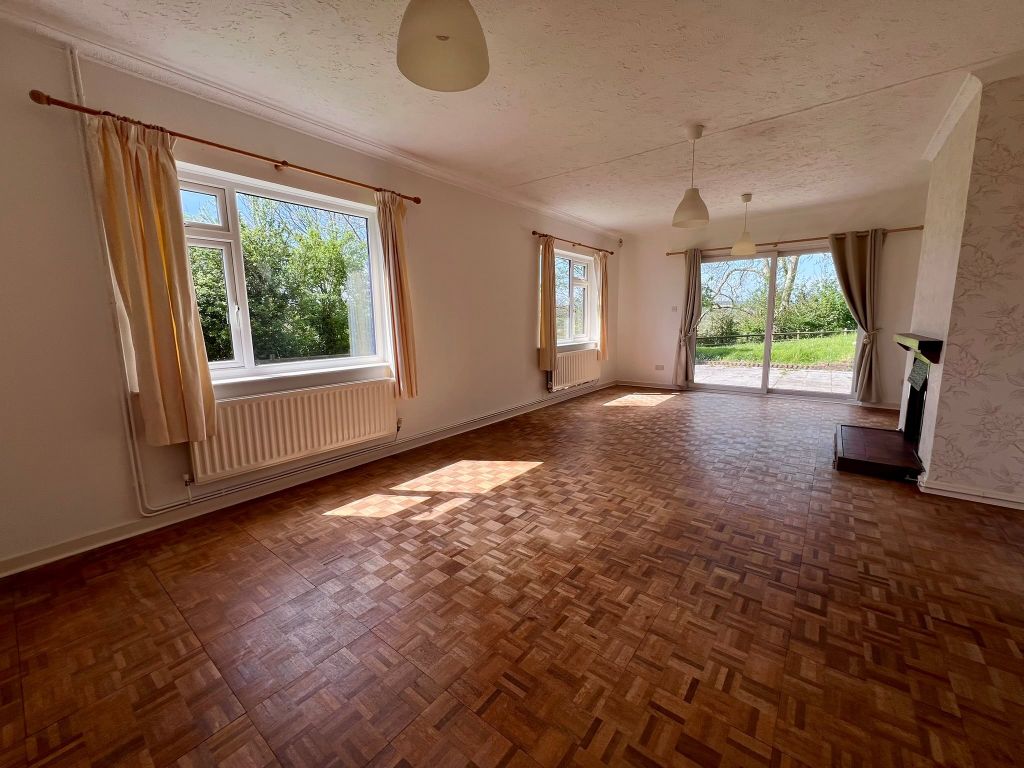 Property photo 3 of 20 Living Room Aspect 1