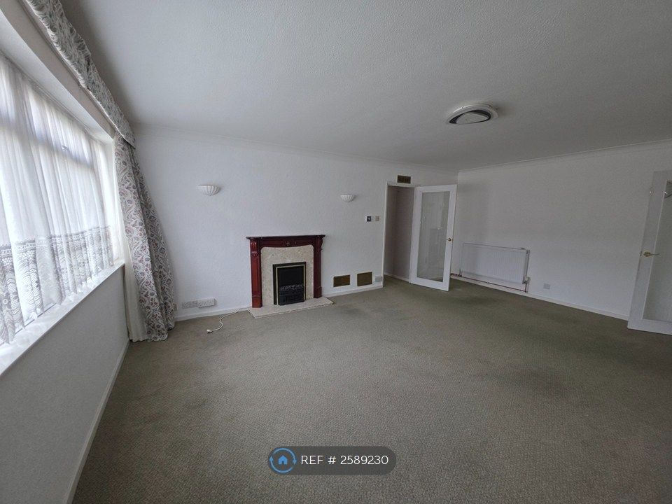 Property photo 2 of 9 Huge Bright Lounge