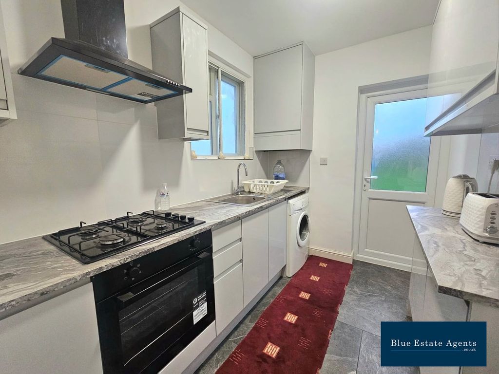 Property photo 3 of 9 Kitchen