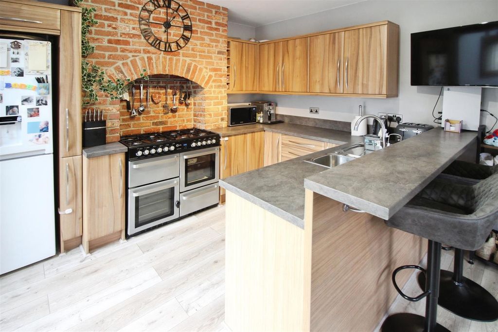 Property photo 2 of 19 Dining Kitchen