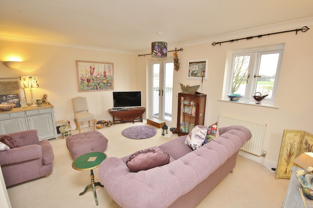 Property photo 2 of 11 8 Enderbys Wharf, London Road, St Ives, Lounge 2